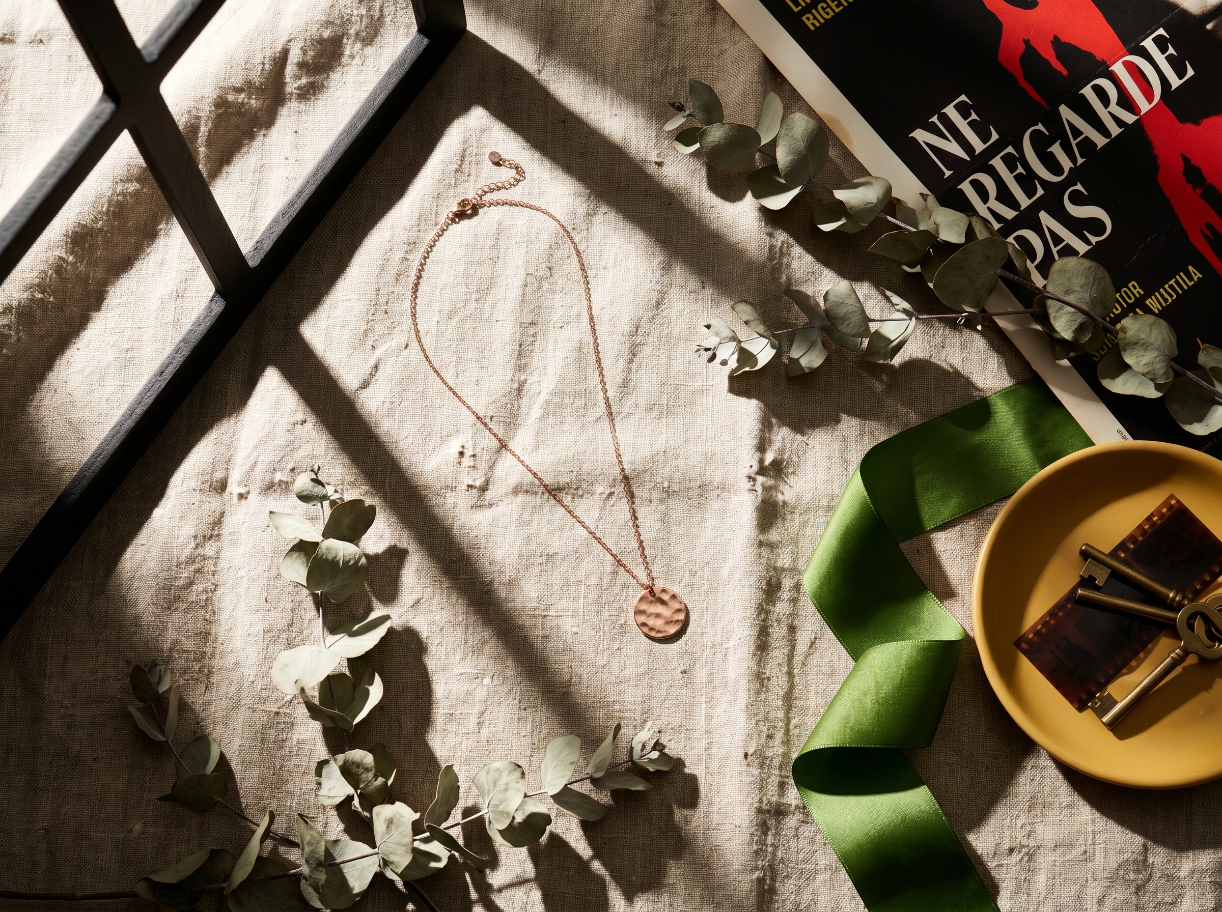 Bijoux flatlay naturel