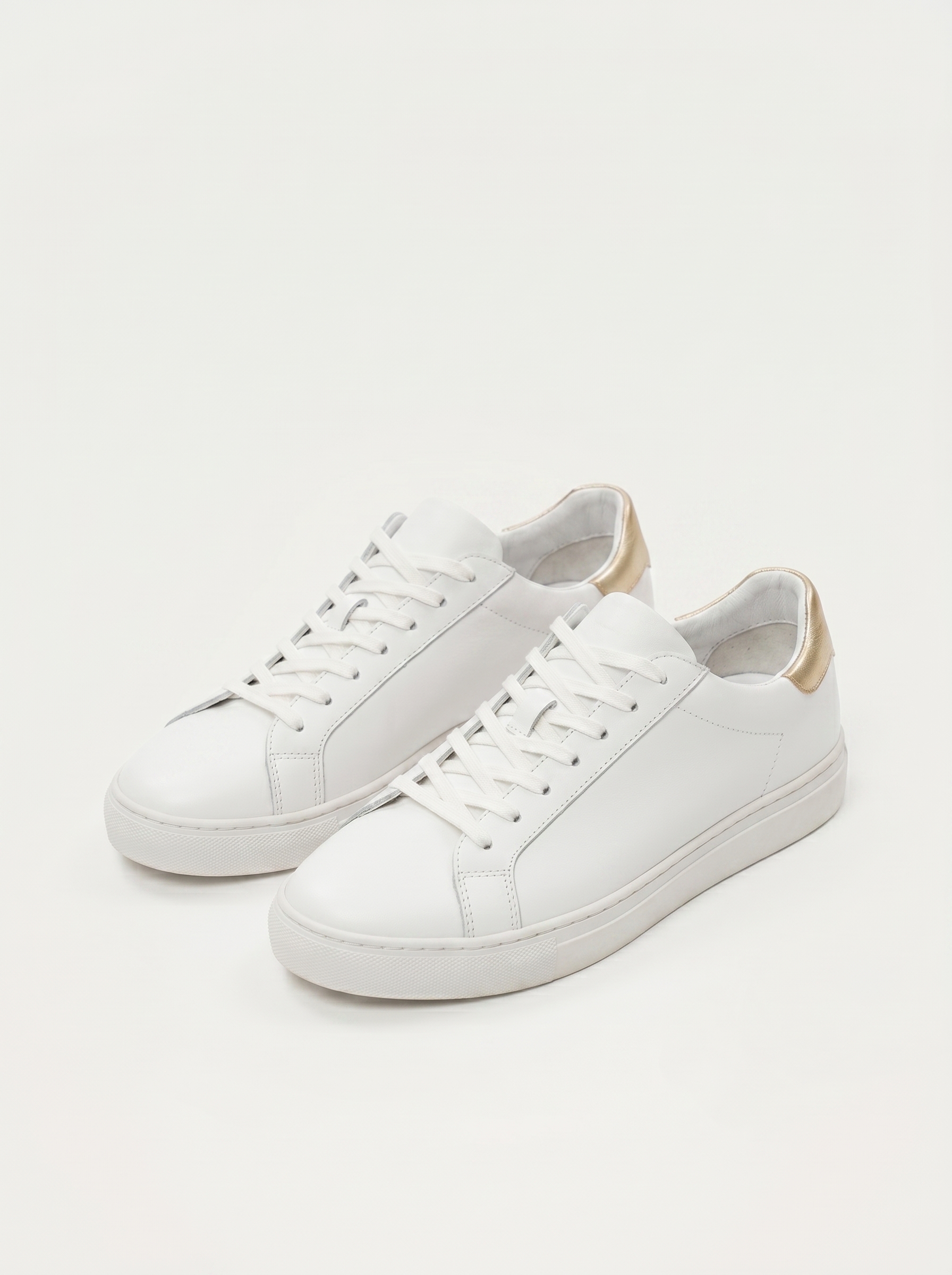 Sneaker minimaliste avant la méthode VIDA  selfie basique influenceur